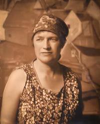 Portrait of Lucy L'Engle: "Lucy L'Engle in her studio NY 1925. Photo by Peter A. Juley"